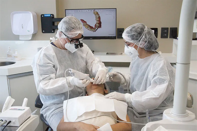 Procedimento odontológico realizado na AVA Clinic